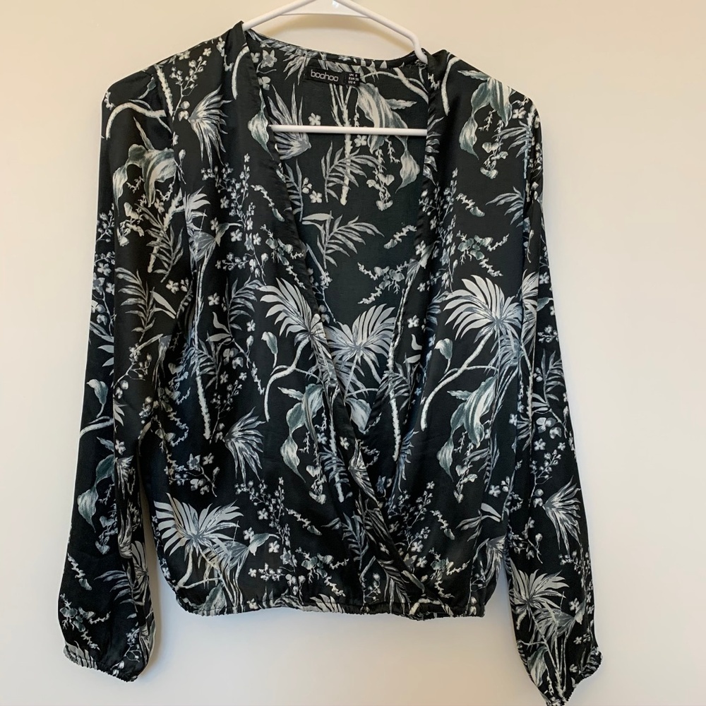 Boohoo Size 4 uk 8 Black white w grey fern pattern